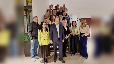 Peter Köstler (Mitte) ist einstimmig zum Bürgermeisterkandidaten der CSU Gräfelfing gewählt worden. Auch die CSU-Gemeinderatskandidaten stehen fest: Paritätisch zwölf Frauen und zwölf Männer wurden aufgestellt. (Foto: Tanja Appelmann)