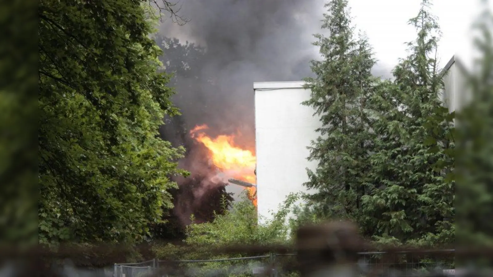 Auf der Rückseite des Gebäudes hinter dem Studiensemiar Albertinum  schlugen meterhohe Flammen nach draußen. Erst vor kurzem waren gleich nebenan die Übergangscontainer für den Kindergarten Namen Jesu aufgestellt worden. (Foto: job)