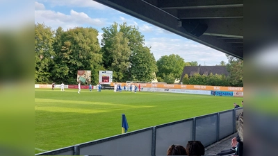In und um München rollt der Ball bereits ab dem Wochenende wieder in Pflichtspielen, wie hier beim Bayernliga-Duell FC Ismaning gegen SV Erlbach in der Saison 2023/24. (Foto: bas)