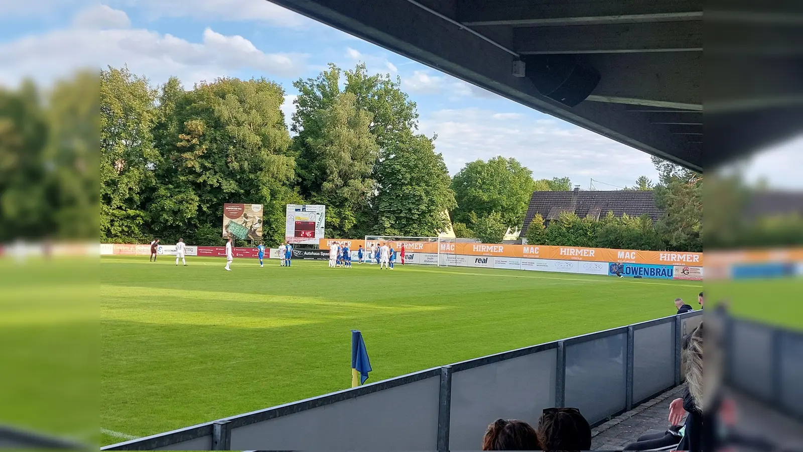 In und um München rollt der Ball bereits ab dem Wochenende wieder in Pflichtspielen, wie hier beim Bayernliga-Duell FC Ismaning gegen SV Erlbach in der Saison 2023/24. (Foto: bas)