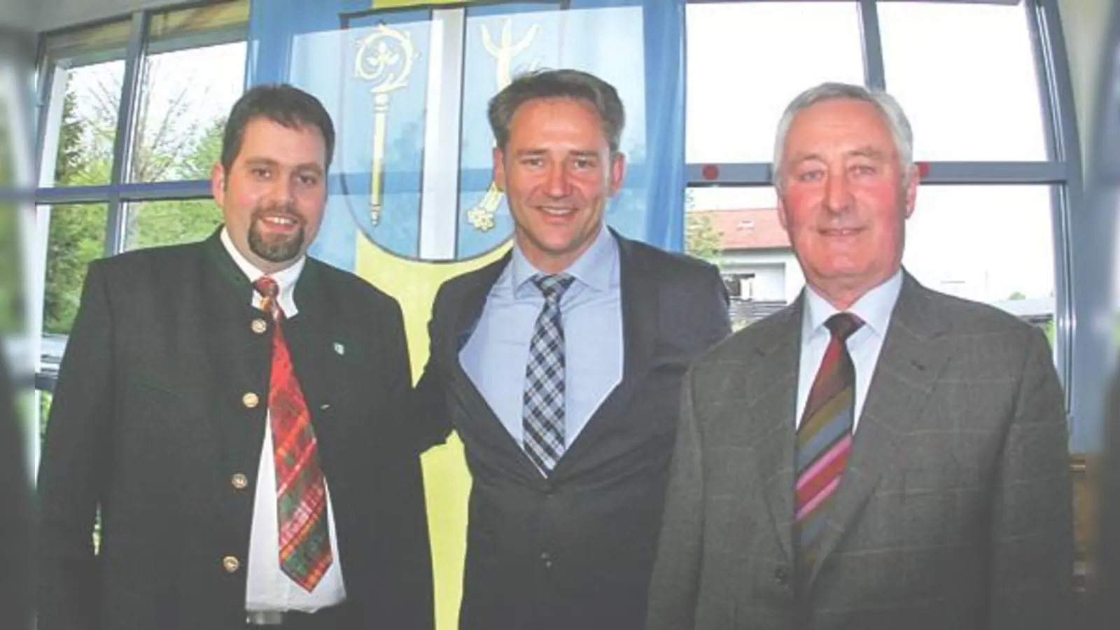 Rathauschef Stefan Kern (CSU) wird von seinen beiden Stellvertretern Thomas Mayer (CSU / li.) und Christian Schleich (PWB) flankiert. 	 (Foto: RedB)