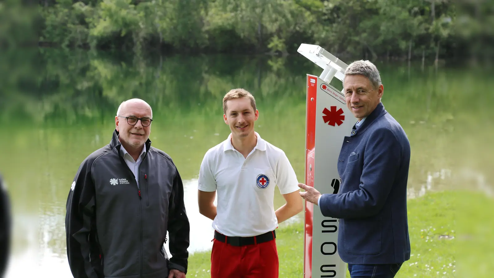Haben die neuen Notrufsäulen getestet und für gut befunden (v. r.): Bürgermeister Christoph Böck, Dennis Poyda, Vorstand der Wasserwacht Lohhof und Kay-Uwe Kopenhagen von der Björn Steiger Stiftung. (Foto: Stadt USH)