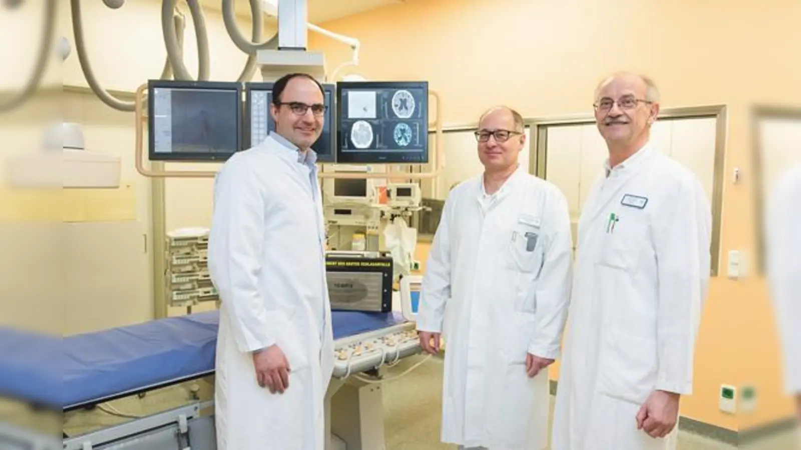Arbeiten mit ihren Teams eng mit dem eingeflogenen interventionellen Radiologen zusammen: (v.li.) Dr. Marco Heinz, Chefarzt Radiologie, Dr. Peter Lemberger, Chefarzt Anästhesie, Dr. Klaus Pürner, Oberarzt auf der Schlaganfallstation.	 (Foto: kk)