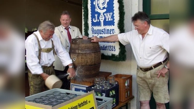 Assistiert von Norbert Brüggen, Gebietsleiter der Augustiner Brauerei, und seinem Stellvertreter Raimund Feht (r.) zapft hier der Vorsitzende des Aubinger Freiflächenvereins, Helmut Pfundstein, gekonnt das Faßl zur Bierprobe an. (Foto: Eva Schraft)