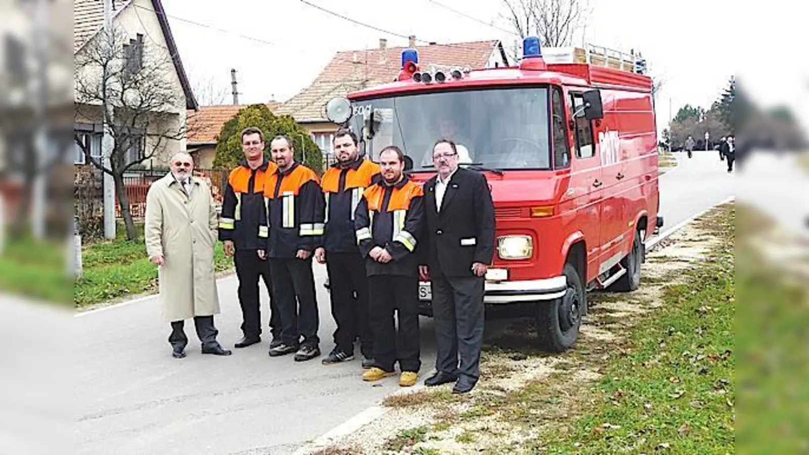 Vor drei Jahren konnten die Kirchheimer den Pátyern ein Rüstfahrzeug für die Feuerwehr abtreten. Links im Bild: Günter Schwindl. Auch die Uniformen stammen aus  Kirchheim.	 (Fotos: Privat)