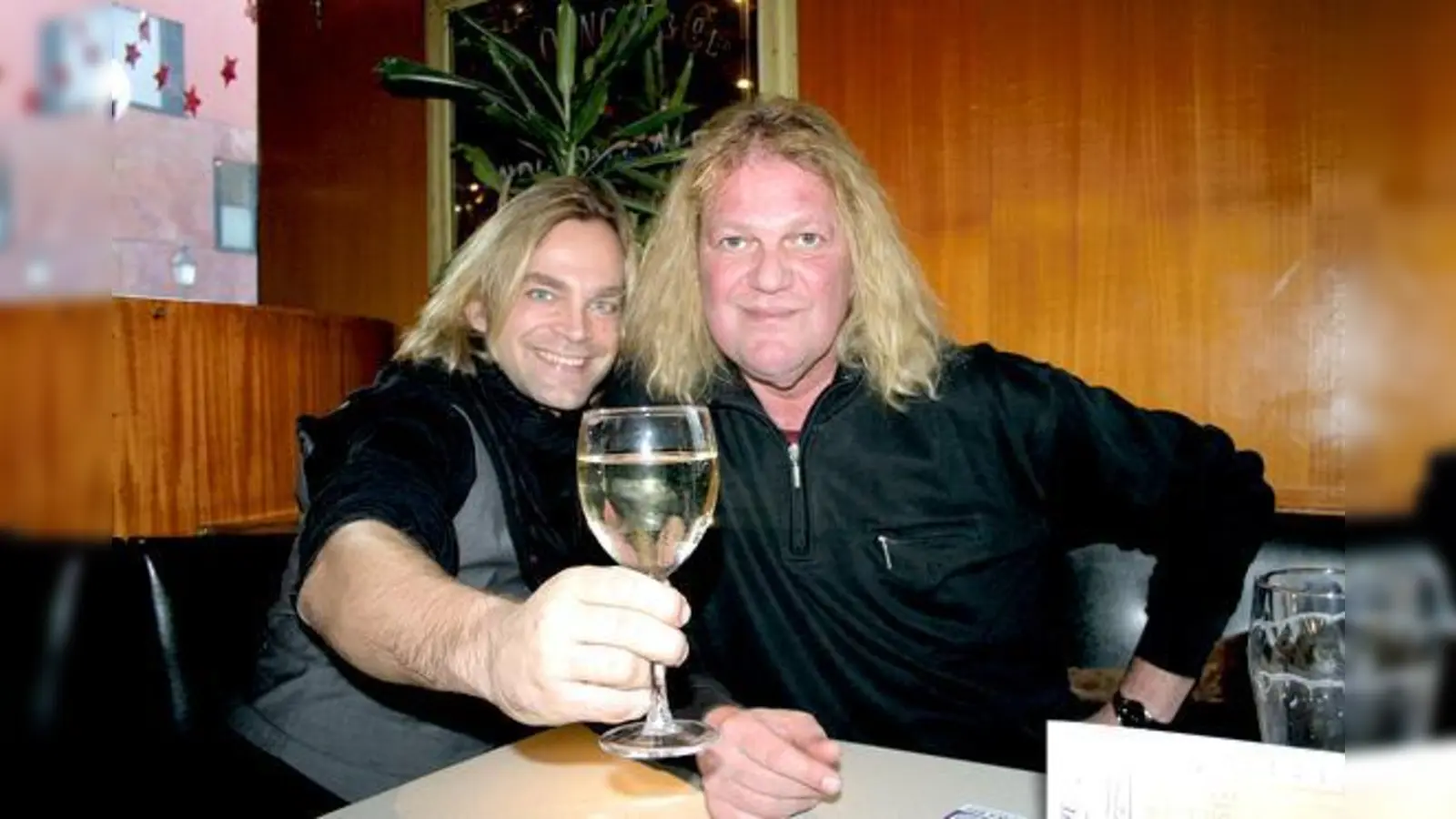 Stoßen mit ihren Fans auf 2014 an: Tim Wilhelm (links) und Aron Strobel beim Samstagsblatt-Interview.	 (Foto: sy)