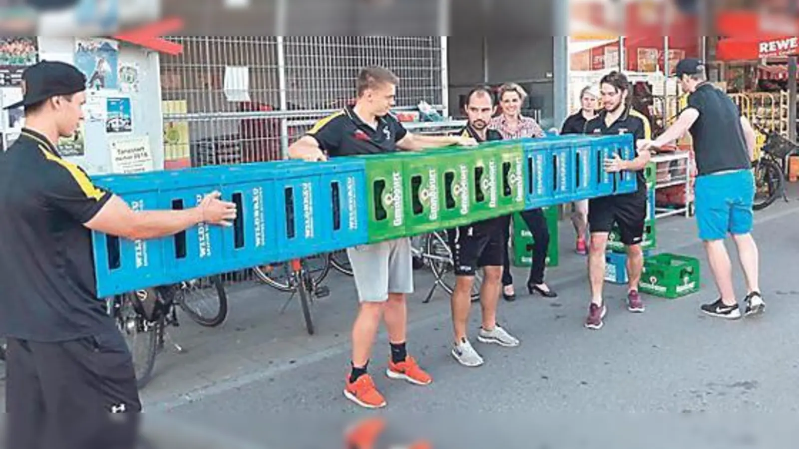 Training der Grafinger Kicker für die Wette am 23. September auf dem Rewe-Parkplatz.	 (Foto: Privat)