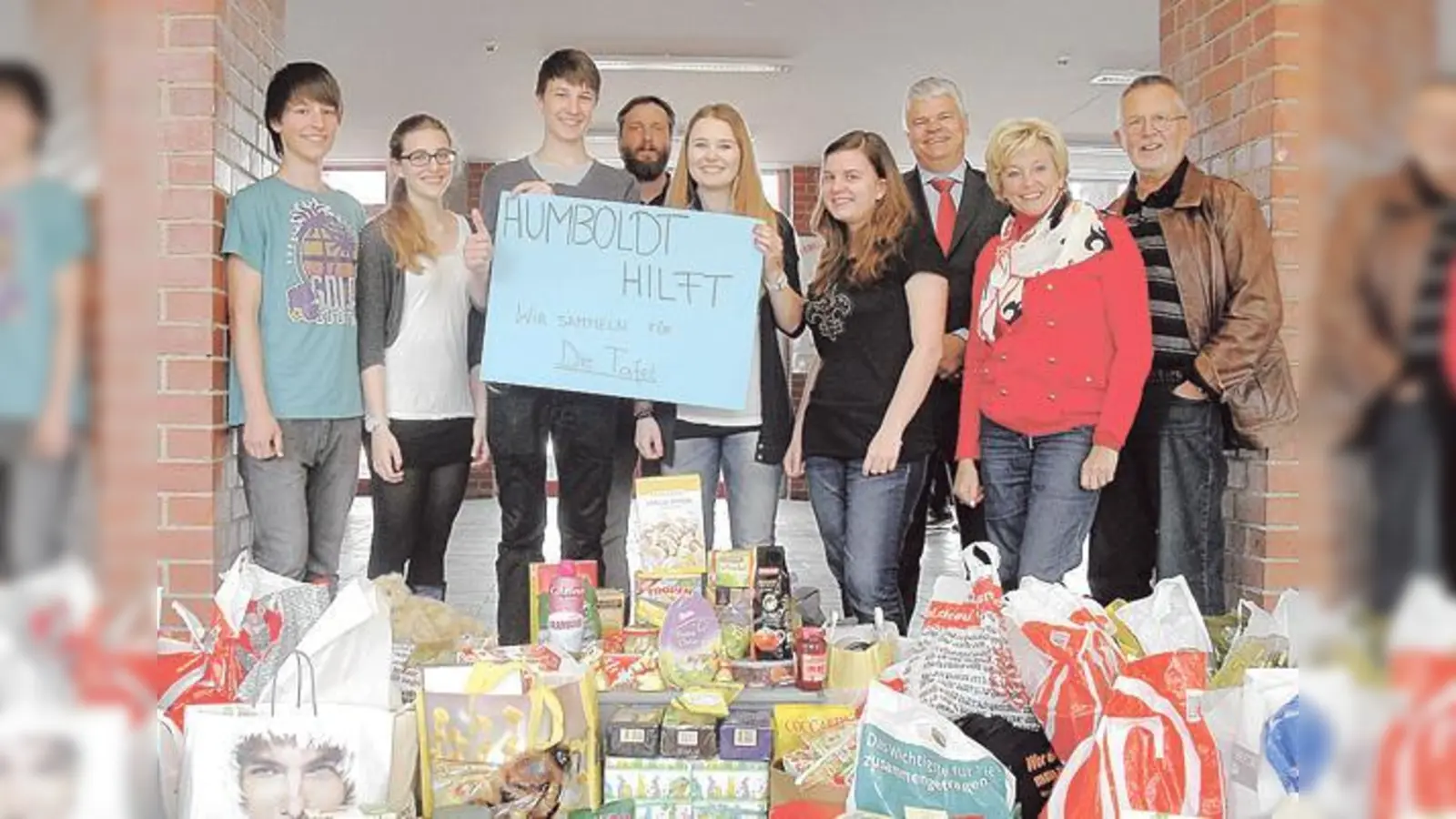 Sammelten für die Tafel: Martin Netter, Rektor Rüdiger Model, Marion Kaufmann und Peter Rudolph von der NBH mit Schülern der zehnten Klasse.  (Foto: NBH)