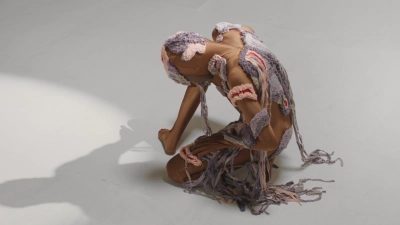 Machtverhältnisse zwingen Körper zu bestimmten Haltungen, Bewegungen und Erscheinungsweisen, zeigt Edith Saldanha. (Foto: Ilina Bhatia)