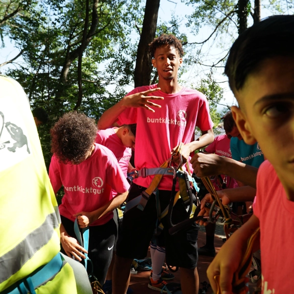 Beim Sommercamp von buntkicktgut gibt es verschiedene Aktivitäten wie zum Beispiel Klettern. (Foto: buntkicktgut)