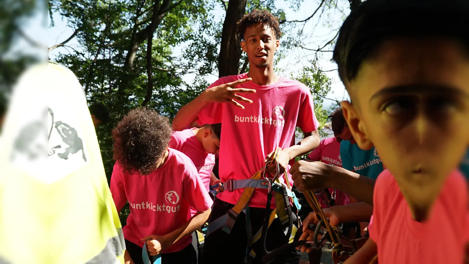 Beim Sommercamp von buntkicktgut gibt es verschiedene Aktivitäten wie zum Beispiel Klettern. (Foto: buntkicktgut)