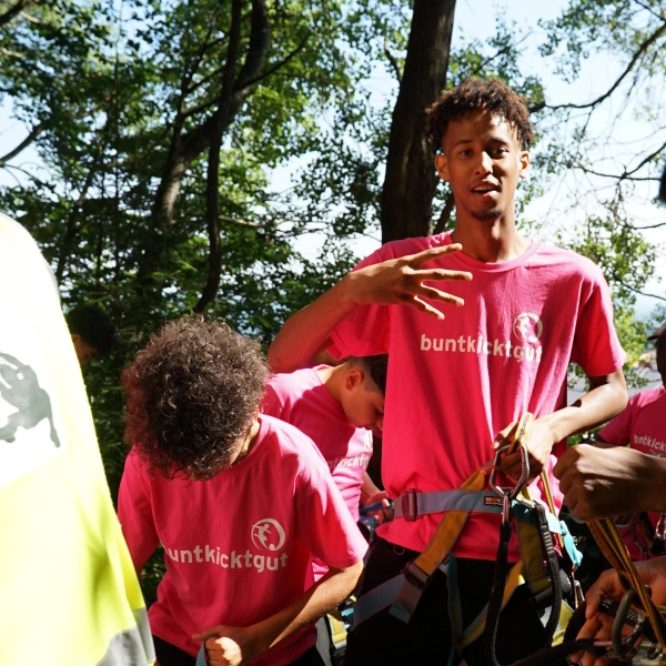 Beim Sommercamp von buntkicktgut gibt es verschiedene Aktivitäten wie zum Beispiel Klettern. (Foto: buntkicktgut)