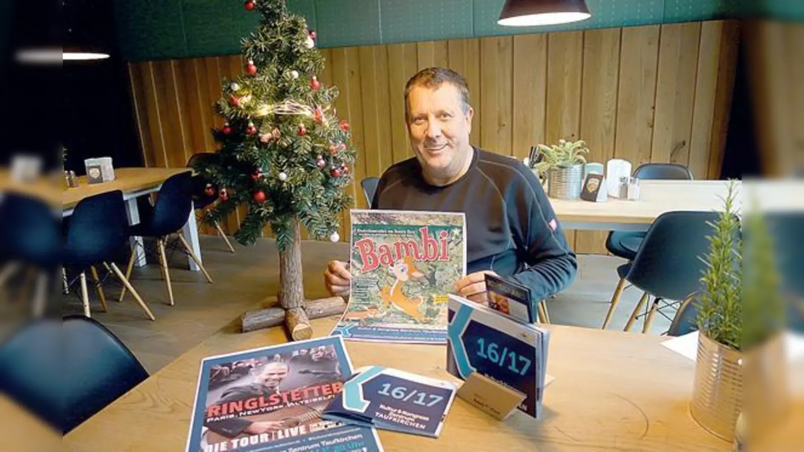 Der Leiter des Kulturzentrums Taufkirchen, Michael Blume, hält jede Menge tolle Geschenkideen in Form von Tickets parat.	 (Foto: hw)