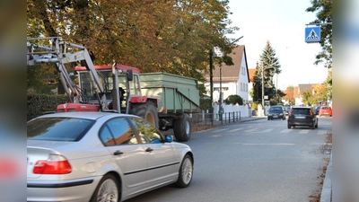 In der Aubinger Ubostraße gibt es noch etliche Bauernhöfe mit großen landwirtschaftlichen Fahrzeugen – da wird der Straßenraum manchmal ganz schön knapp, insbesondere wenn auf beiden Seiten das Parken erlaubt ist. (Foto: Eva Schraft)