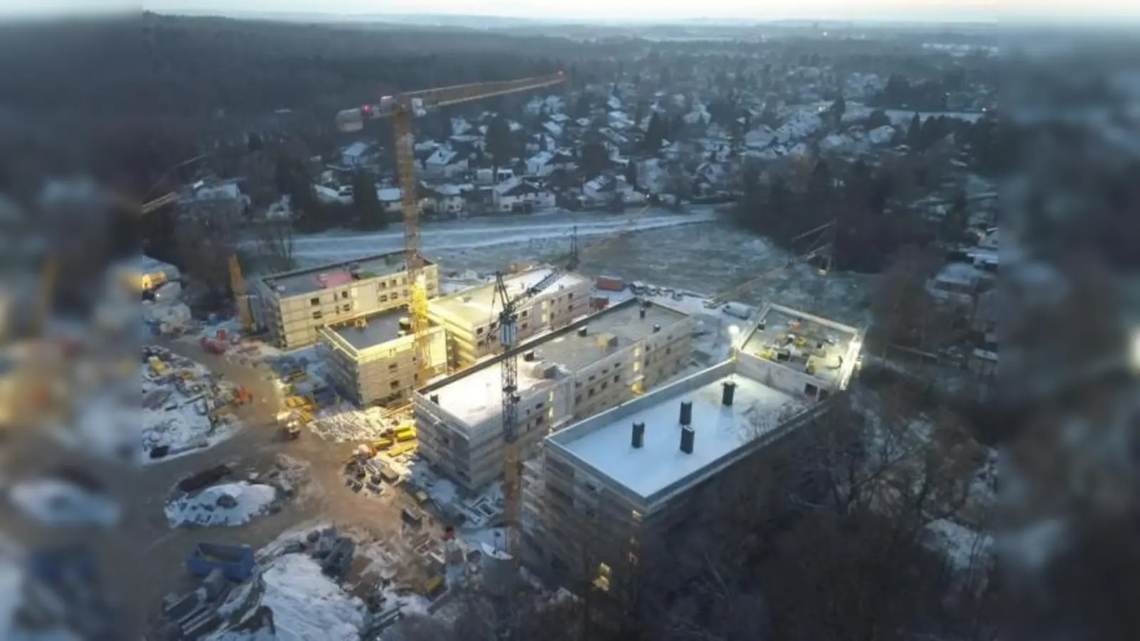 Aus der Luft ist das GWG-Großprojekt mit 155 Wohnungen, zwei Kindertagesstätten und 167 Stellplätzen in Lochhausen schon gut zu erkennen. (Foto: Bau und Service Hillebrand GmbH)