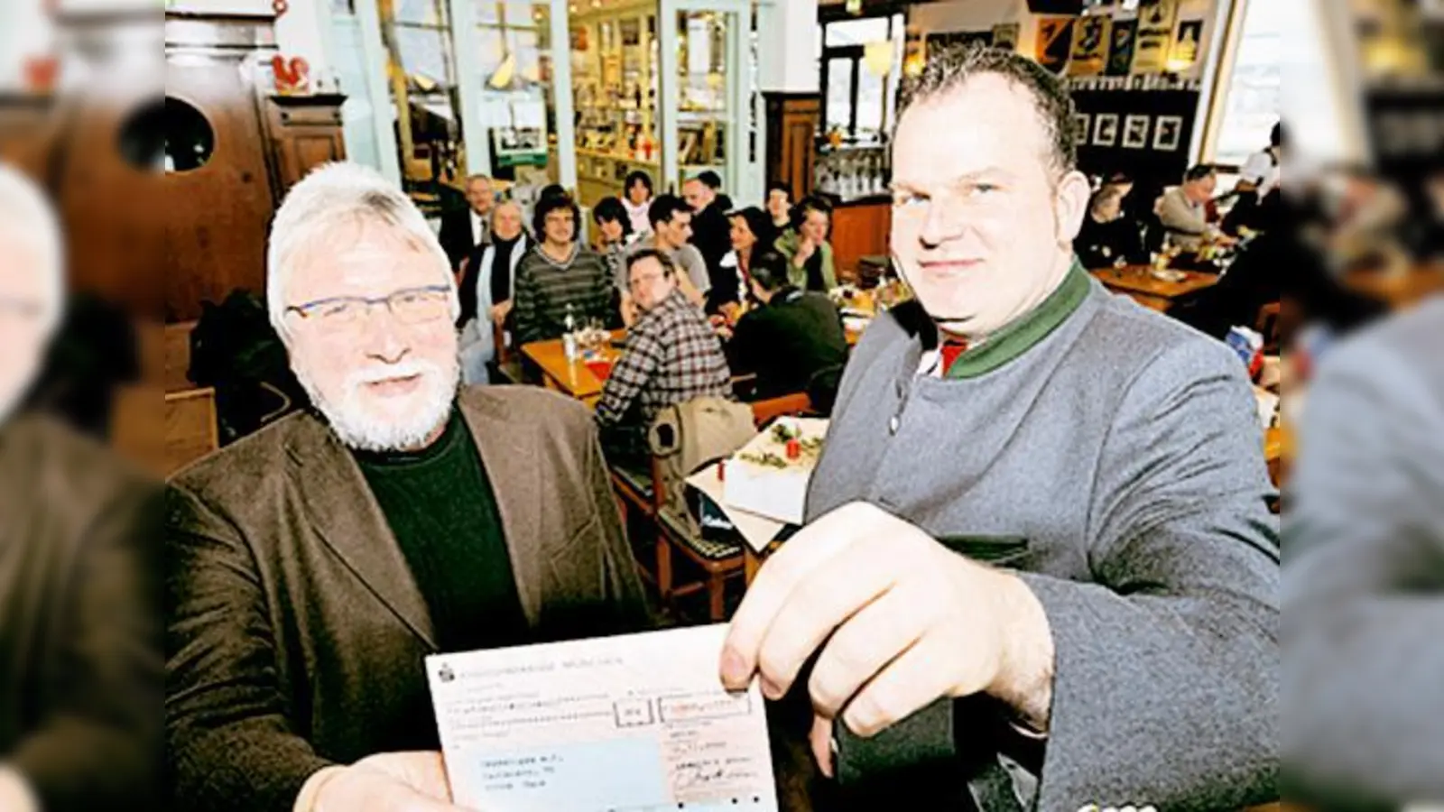 Regenbogen-Geschäftsführer Hanns-Jürgen Michal (l.) und Brauereidirektor Helmut Erdmann bei der Scheckübergabe.  (Fotoquelle: Schunk)