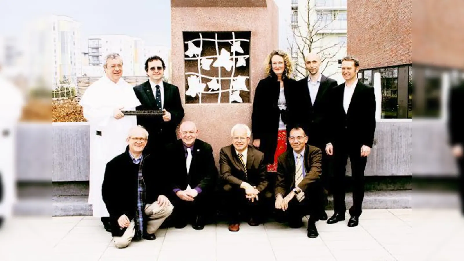 Die Organisatoren von »Macht Barmherzigkeit« aus Kirchen und Einrichtungen in Münchner Norden am Dominikuszentrum. Unter ihnen Pfarrer Norbert Ellinger (hinten, 2.v.l.) und Pater Günter Reitzi (hinten, l.), die die Idee zum Pilgerpfad hatten.  (F: ko)