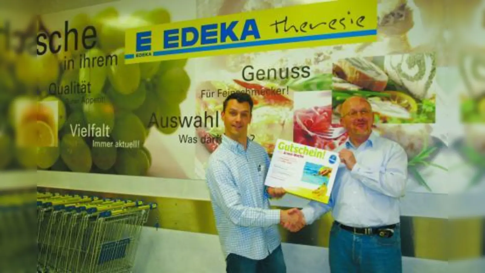 Horst Höltkemeyer (l.) übergibt Armin Wachs seinen Gewinn. Es ist ein Reisegutschein für eine Kreuzfahrt im Wert von 4.000 Euro. (Foto: cm)