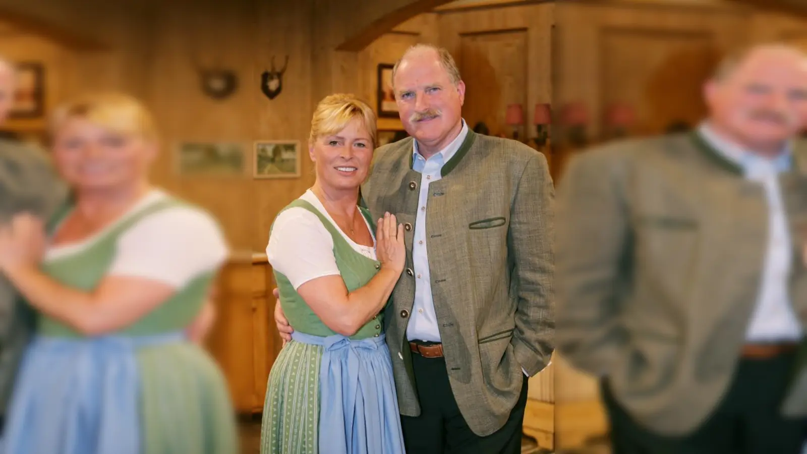 Sie sind das Herzstück des Chiemgauer Volkstheaters: Mona Freiberg und Bernd Helfrich leiten die Bühne seit 1984. (Foto: pi)