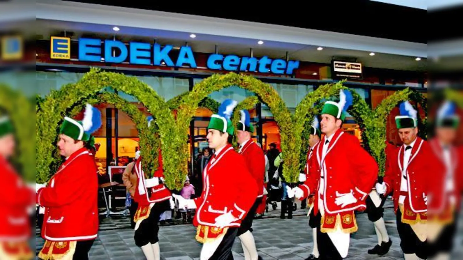 20 Minuten tanzten die Schäffler vor dem neuen Edeka-Center in der Blodig-/ Ecke Dülferstraße im Hasenbergl.	 (Foto: ws)