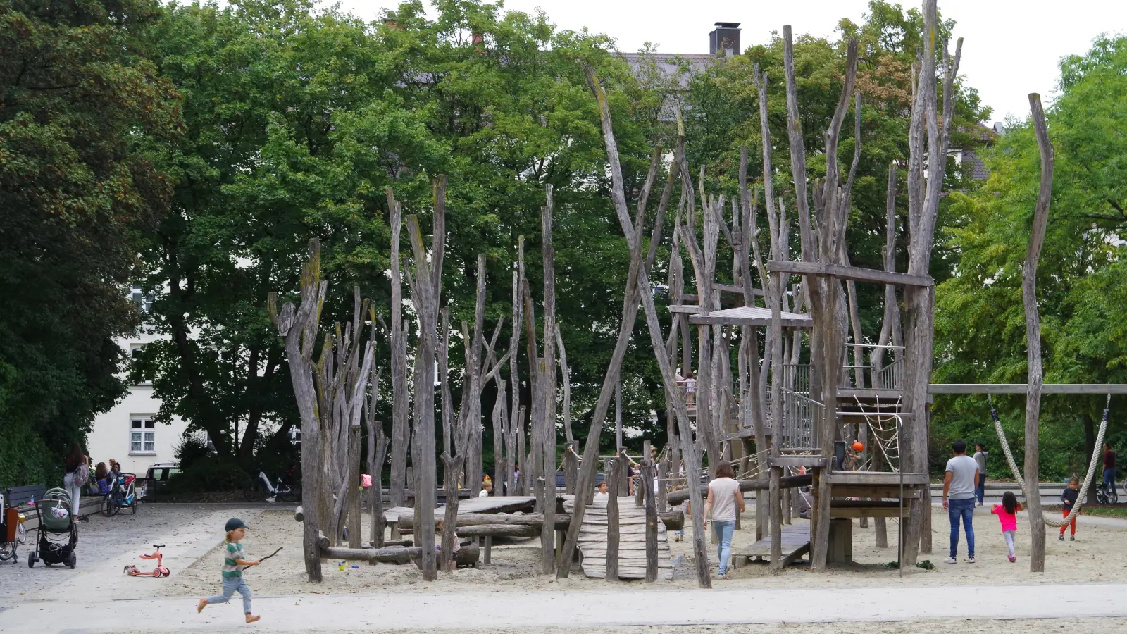 Inklusives Spielen ist an den meisten Spielplätzen im Viertel nicht möglich. Auch der bekannteste Spielplatz im Viertel, der „Affenspielplatz“, ist nicht barrierefrei. (Foto: Beatrix Köber)