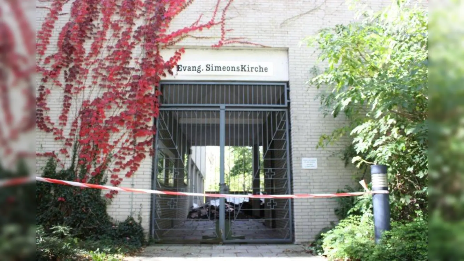 Abriss beginnt: Die alte Simeonskirche verschwindet. (Foto: job)