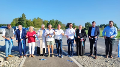 Eröffneten stolz den neuen Rad- und Gehweg: (v.l.) M. Stolze, Bgm. Markt Schwaben; M. Kressirer, Bgm. Finsing; D. Rauscher, MdL; Pfarrer H. Walter; Th. Huber, MdL; R. Niedergesäß, Landrat Ebersberg; A. Lenz, MdB; Pfarrer K.-H. Fuchs; M. Bayerstorfer, LR Erding; D. Drachenberg, Staatl. Bauamt Rosenheim (Foto: Landratsamt EBE/ Pressestelle)