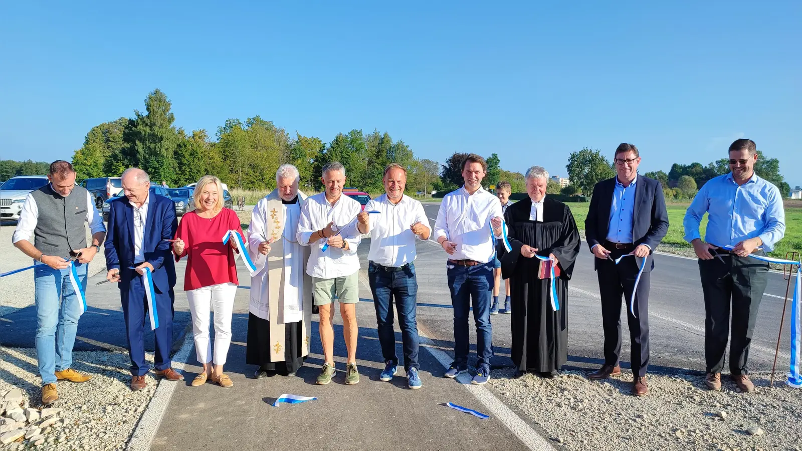 Eröffneten stolz den neuen Rad- und Gehweg: (v.l.) M. Stolze, Bgm. Markt Schwaben; M. Kressirer, Bgm. Finsing; D. Rauscher, MdL; Pfarrer H. Walter; Th. Huber, MdL; R. Niedergesäß, Landrat Ebersberg; A. Lenz, MdB; Pfarrer K.-H. Fuchs; M. Bayerstorfer, LR Erding; D. Drachenberg, Staatl. Bauamt Rosenheim (Foto: Landratsamt EBE/ Pressestelle)