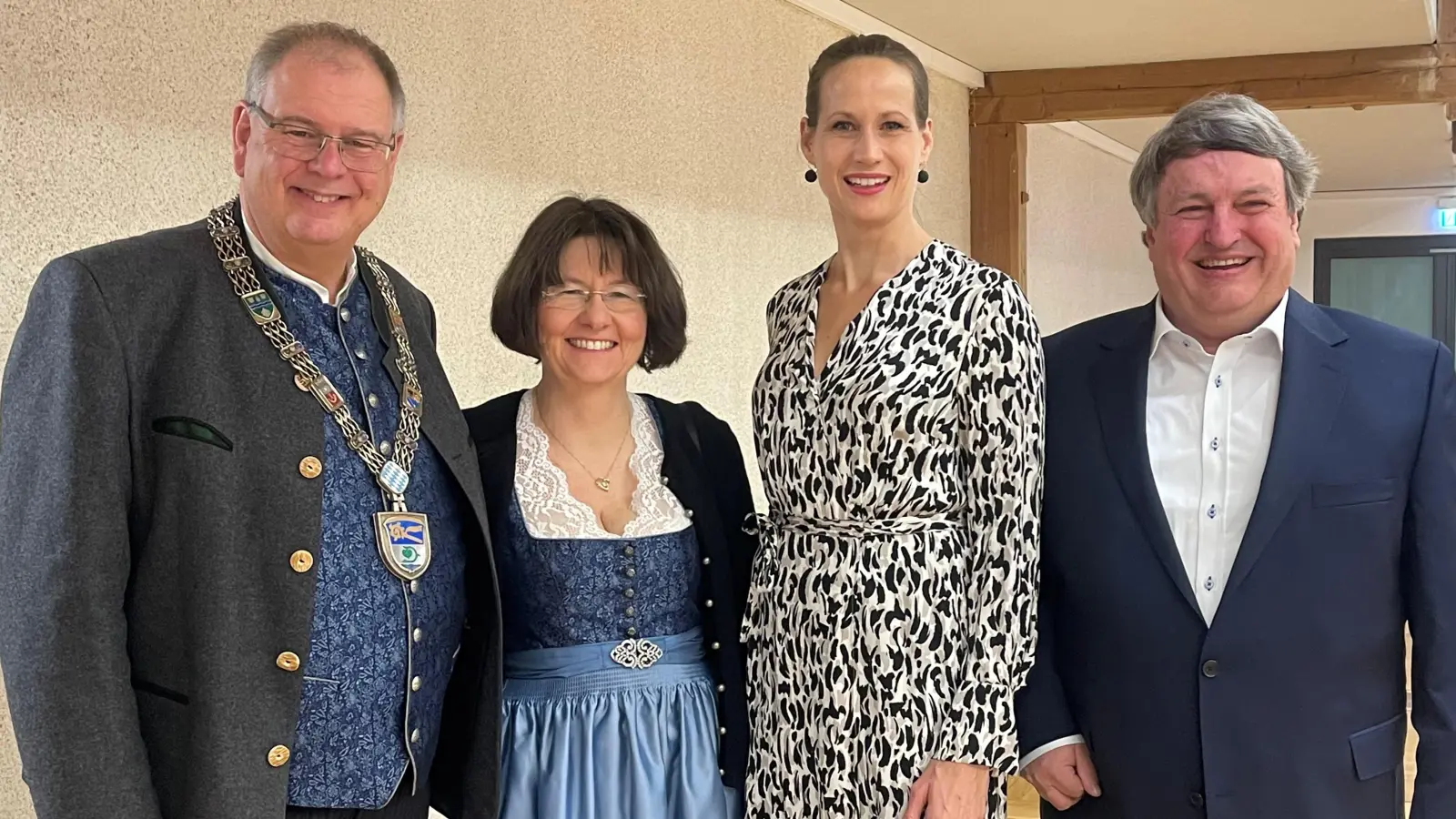 Begrüßten die Gäste des Neujahrsempfangs: Bürgermeister Wolfgang Panzer, seine Frau Nicole, 2. Bürgermeisterin Johanna Zapf und 3. Bürgermeister Richard Raiser. (Foto: hw)