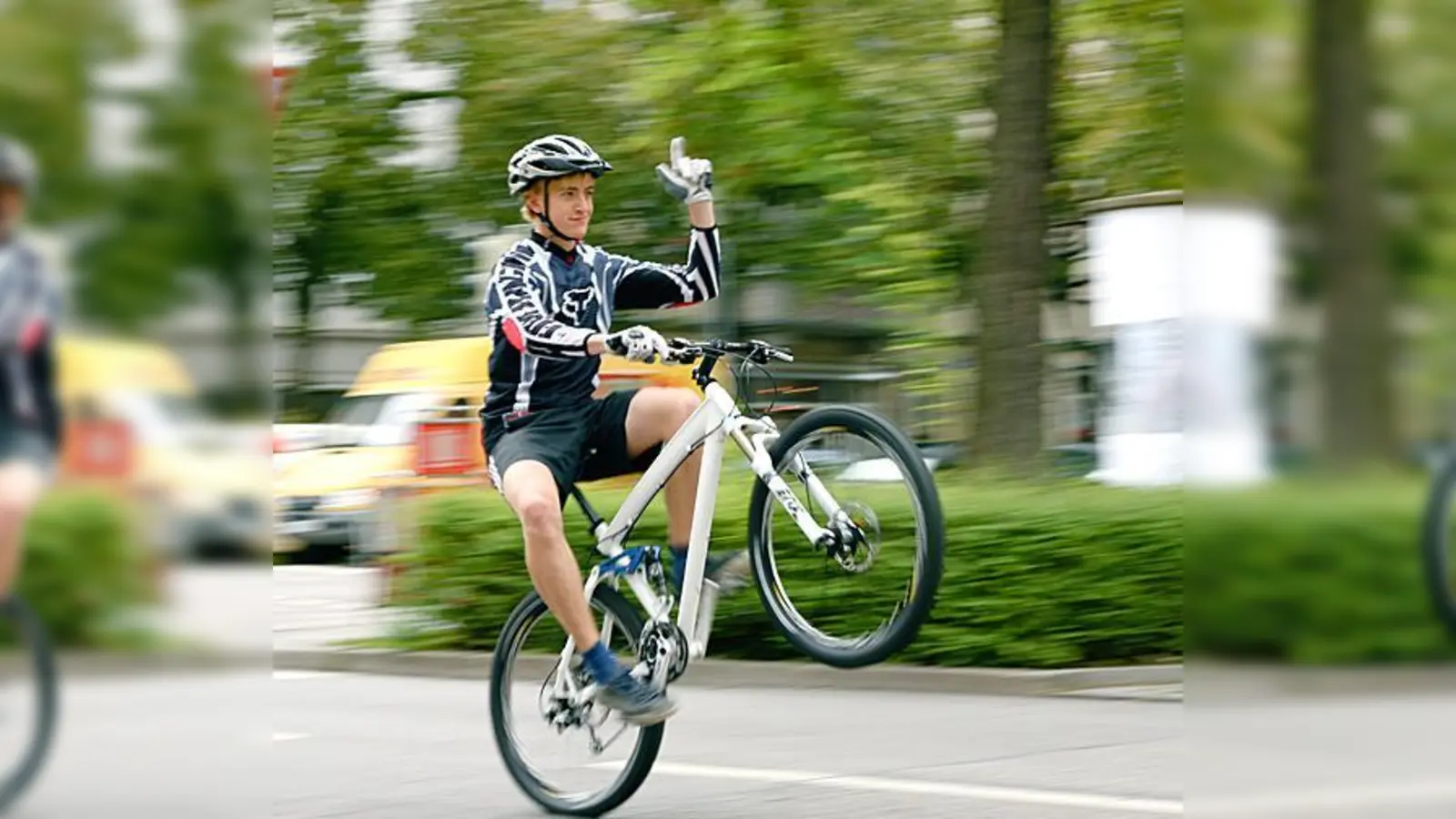Bitte nicht nachmachen! Um den Weltrekord zu brechen, muss Francesco Wiedemann 13,61 Kilometer auf dem Hinterreifen zurücklegen.  (Foto: Privat)
