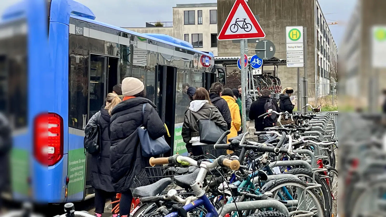 Streukiste statt Bank? „Es hätte doch genügt, ein paar Radabstellplätze abzubauen. Dann hätte auch eine Bank hingepasst“, kritisierte Seniorenbeirätin Franziska Miroschnikoff.  (Foto: us)