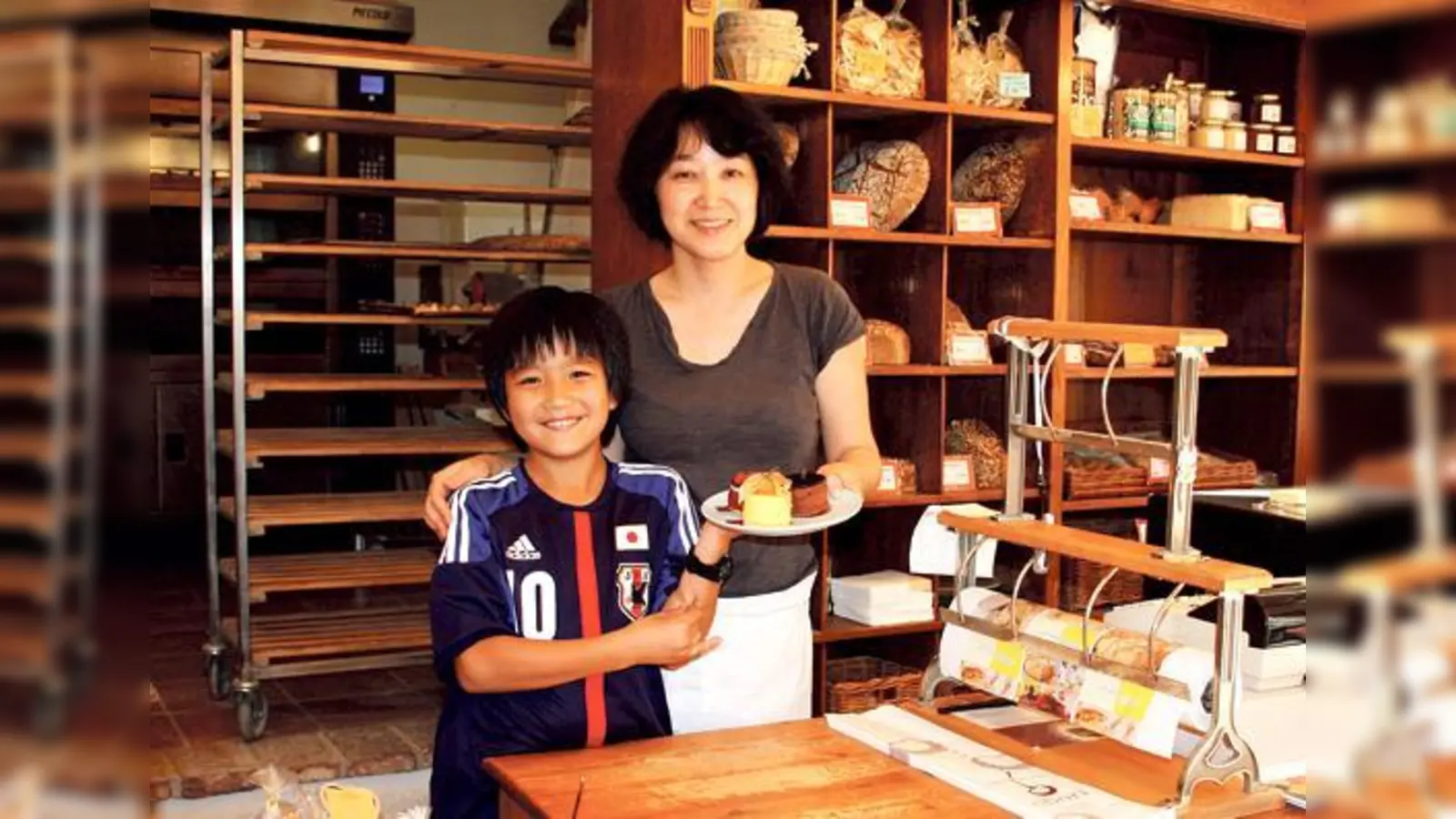 Deutsche Backwaren aus japanischer Hand: Hinako Obori hat in Deutschland ihr Handwerk gelernt. Sohn Hugo liebt Mamas Käsekuchen. 	 (Foto: js)