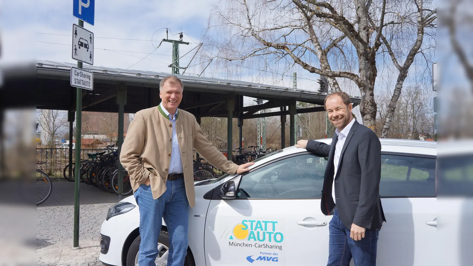 Bürgermeister Stefan Schelle (l.) und Statt-Auto-Vertreter Markus Lange-Stuntebeck bei der Einweihung des ersten Statt-Autos in Oberhaching. (Foto: Heike Woschee)