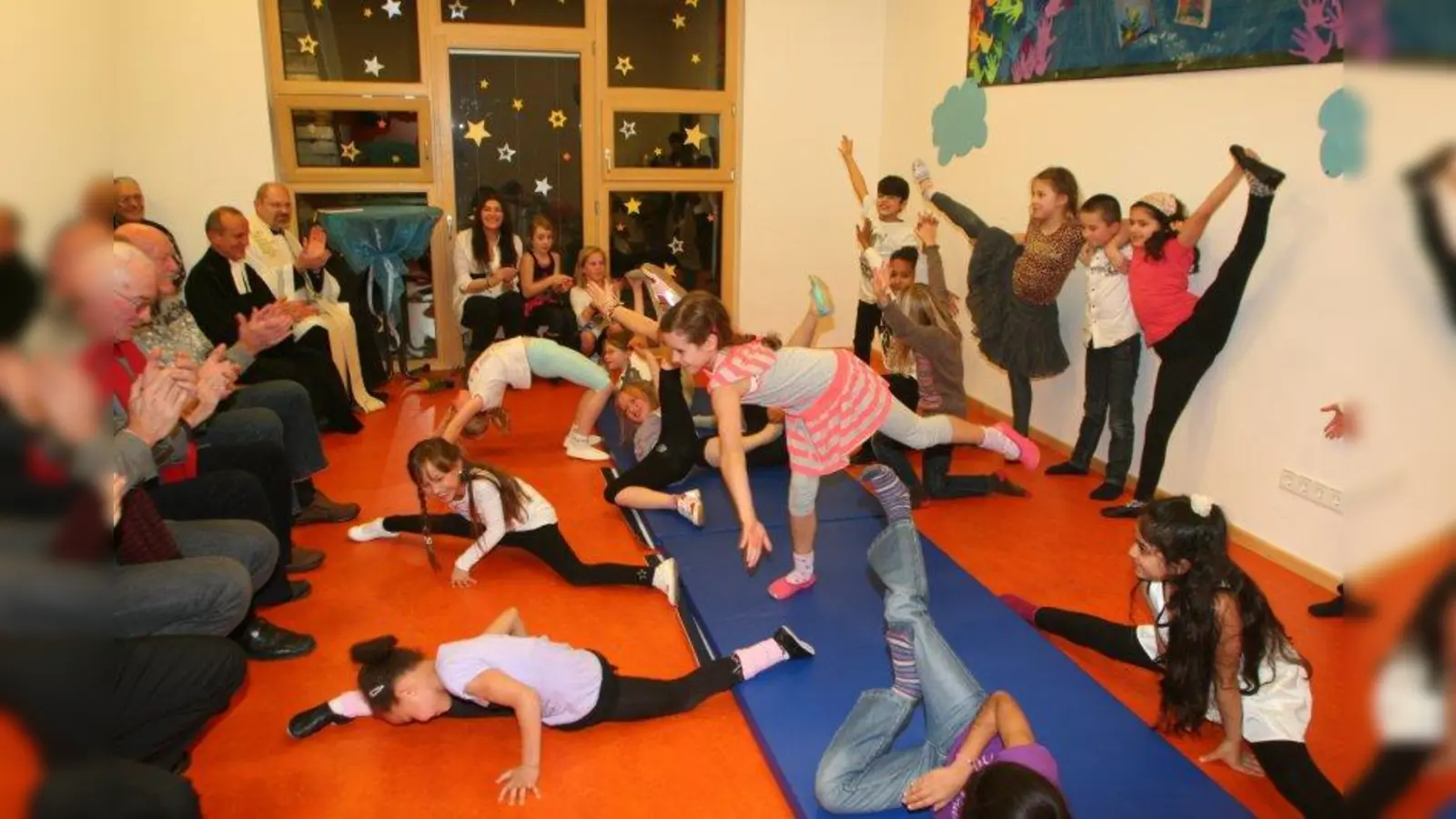Mit einer Gymnastikeinlage begeisterten die Kinder bei der Eröffnung des BRK-Kinderhauses die zahlreichen Gäste. (Foto: Privat)