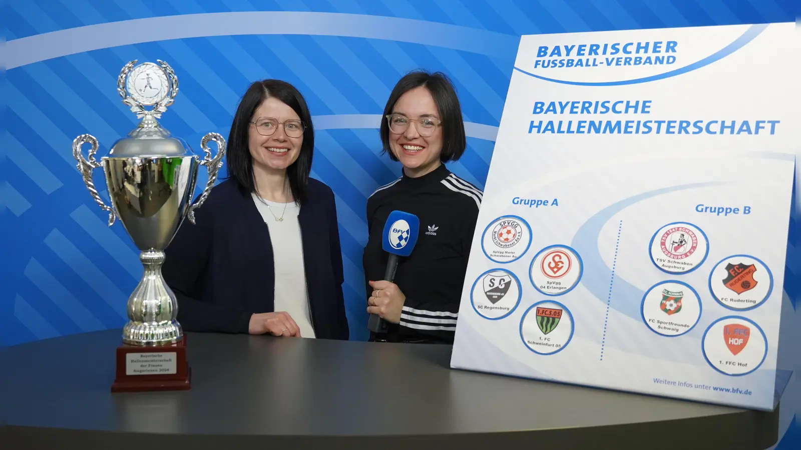 Die Gruppen für die Bayerische Hallenmeisterschaft der Frauen präsentieren Verbands-Spielleiterin Kerstin Costa (links) und Moderatorin Theresa Leinfelder.  (Foto: Sebastian Dirschl/BFV)