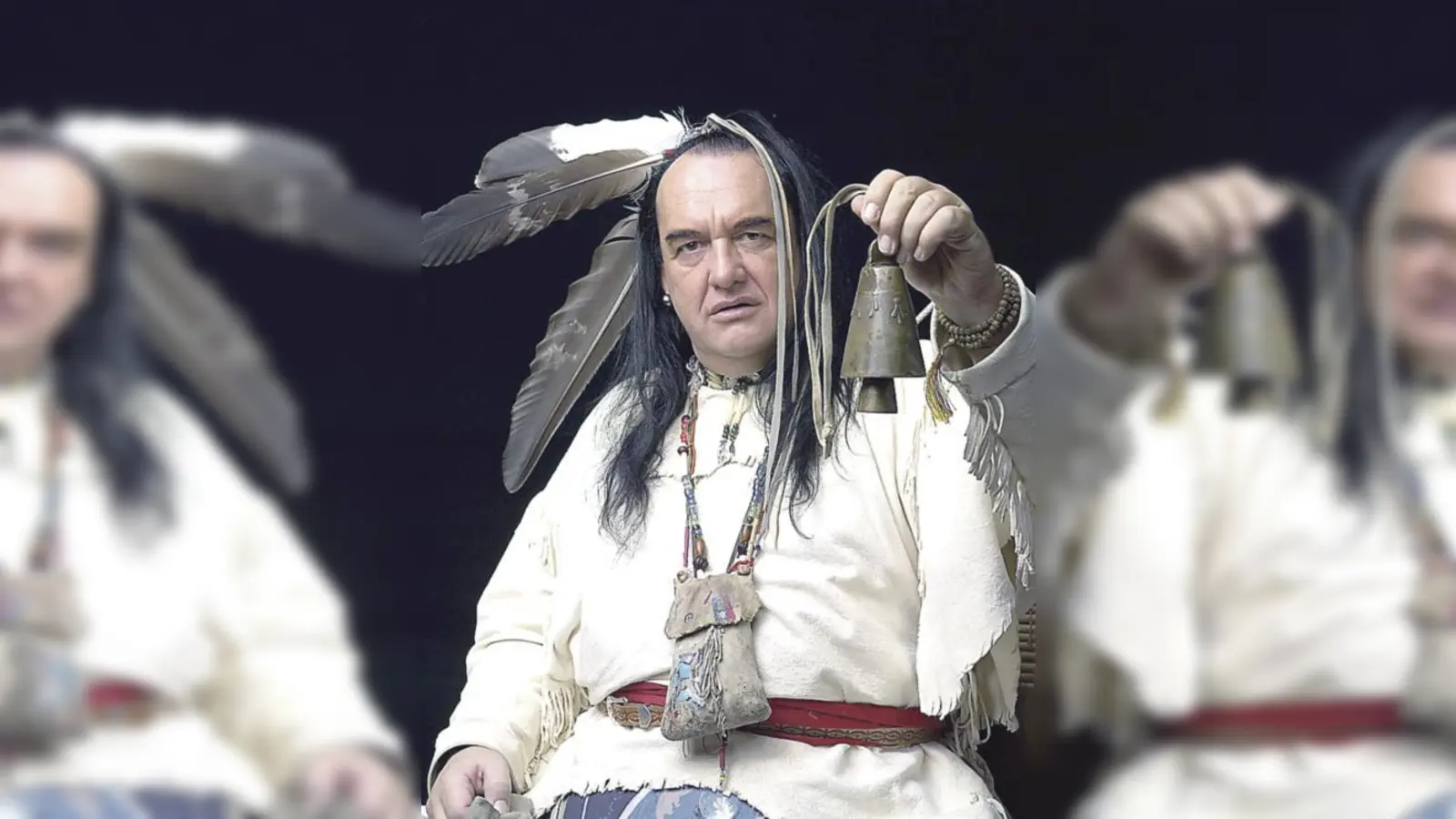 Unverkennbar durch den Indianerlook: der Bluesbarde Willy Michl.   (Foto: Mike Barth)