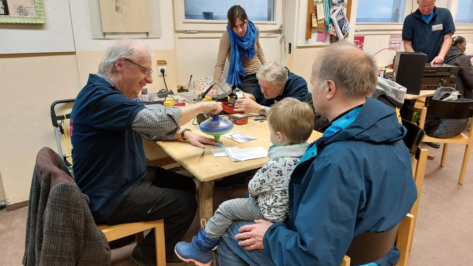 Im Haus der Eigenarbeit tüfteln und schrauben ehrenamtliche Reparateure gemeinsam mit ihren Gästen an defekten Objekten.  (Foto: VA)