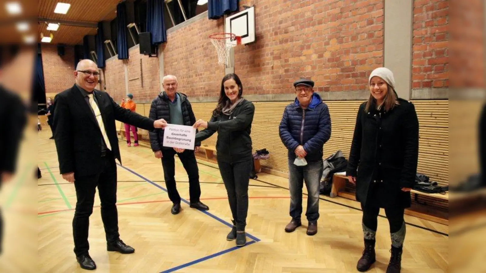 Unterschriftenübergabe vor der BA-Sitzung mit Frieder Vogelsgesang und Romanus Scholz vom BA, Silvia Gonzales von GreenCity und den Anwohnern Remy Musu und Lea Wiser (von links). (Foto: us)