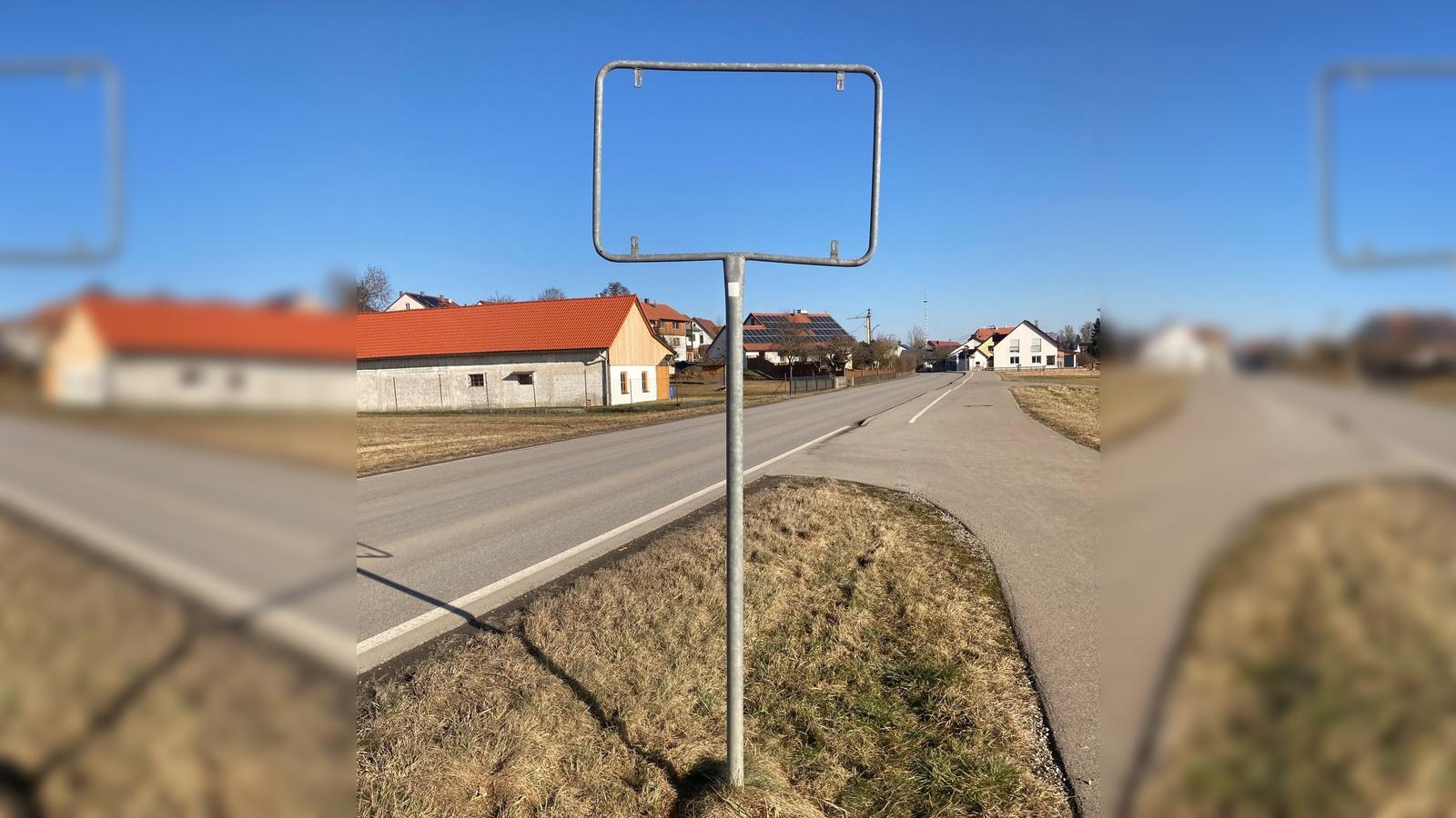 Mehrere-Ortsschilder-entwendet