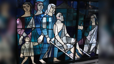 Die alten Glasfenster der Simeonskirche wurden im neuen Gottesdienstraum eingesetzt. (Foto: job)