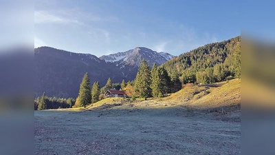 Herbstlicher Blick auf den Miesing und die Heubergalm.	 (Foto: Stefan Dohl)