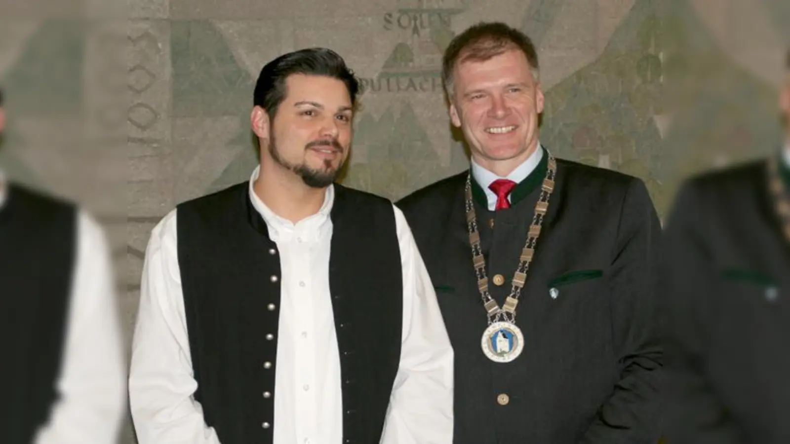 Feierlich vereidigte Bürgermeister Stefan Schelle den neuen Gemeinderat Markus Hirnschal.	 (Foto: hol)