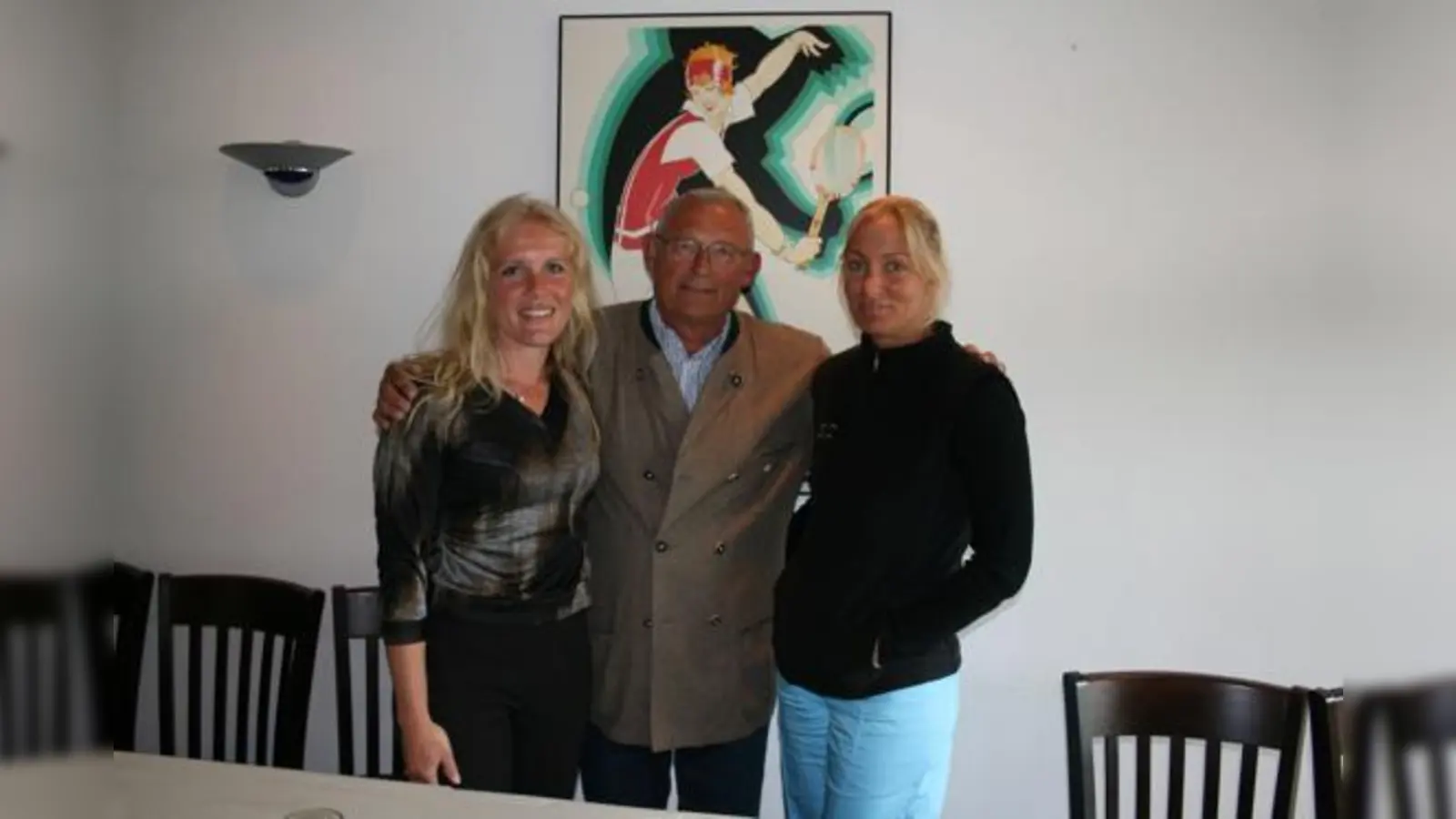 Clubpräsident Jochen Laass mit Barbara Rittner (r.), die das »Lupo«-Bundesliga-Team um Mannschaftsführerin Annette Zweck unterstützen wird. 	 (Foto: ms)