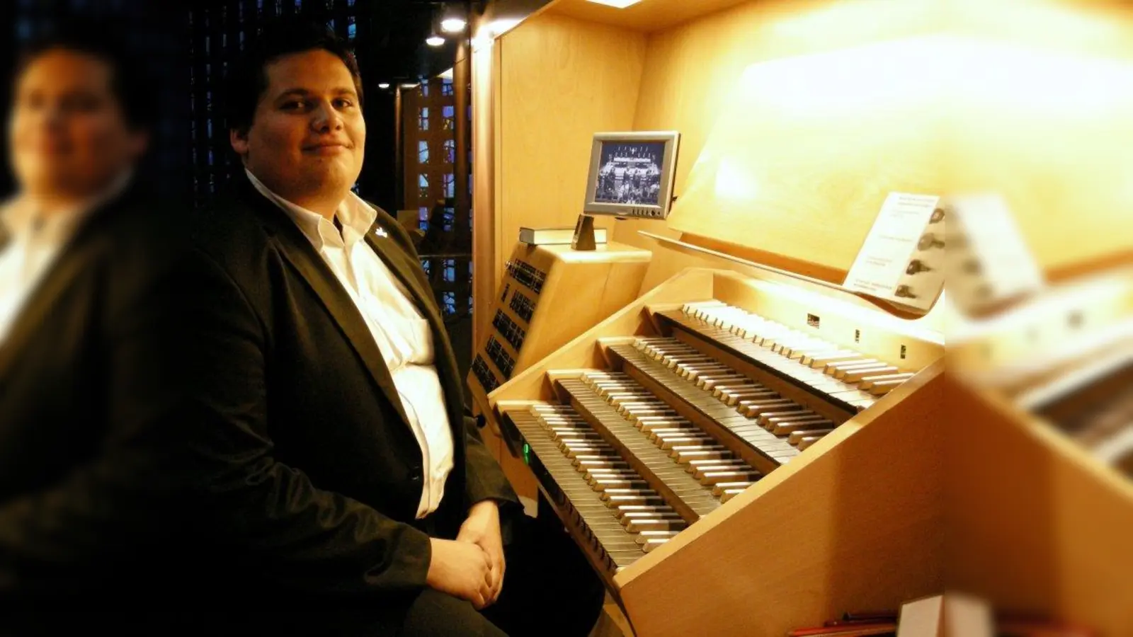 Christopher Sosnick an der Orgel der Kaiser-Wilhelm-Gedächtniskirche in Berlin (Foto: privat)