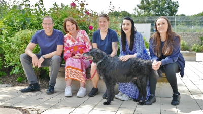 Gemeinsam im Einsatz für die Tiere (v.l.): Thomas Zeiner (Geschäftsführer Tierheim), Gitti Walbrun, Anna Murer (Tierpflegerin), Anita Eichhorn und Elena Zimmermann (Eventmanagerin Tierheim). Und vorne steht Paul, der noch auf ein Zuhause wartet. (Foto: Tierschutzverein München)