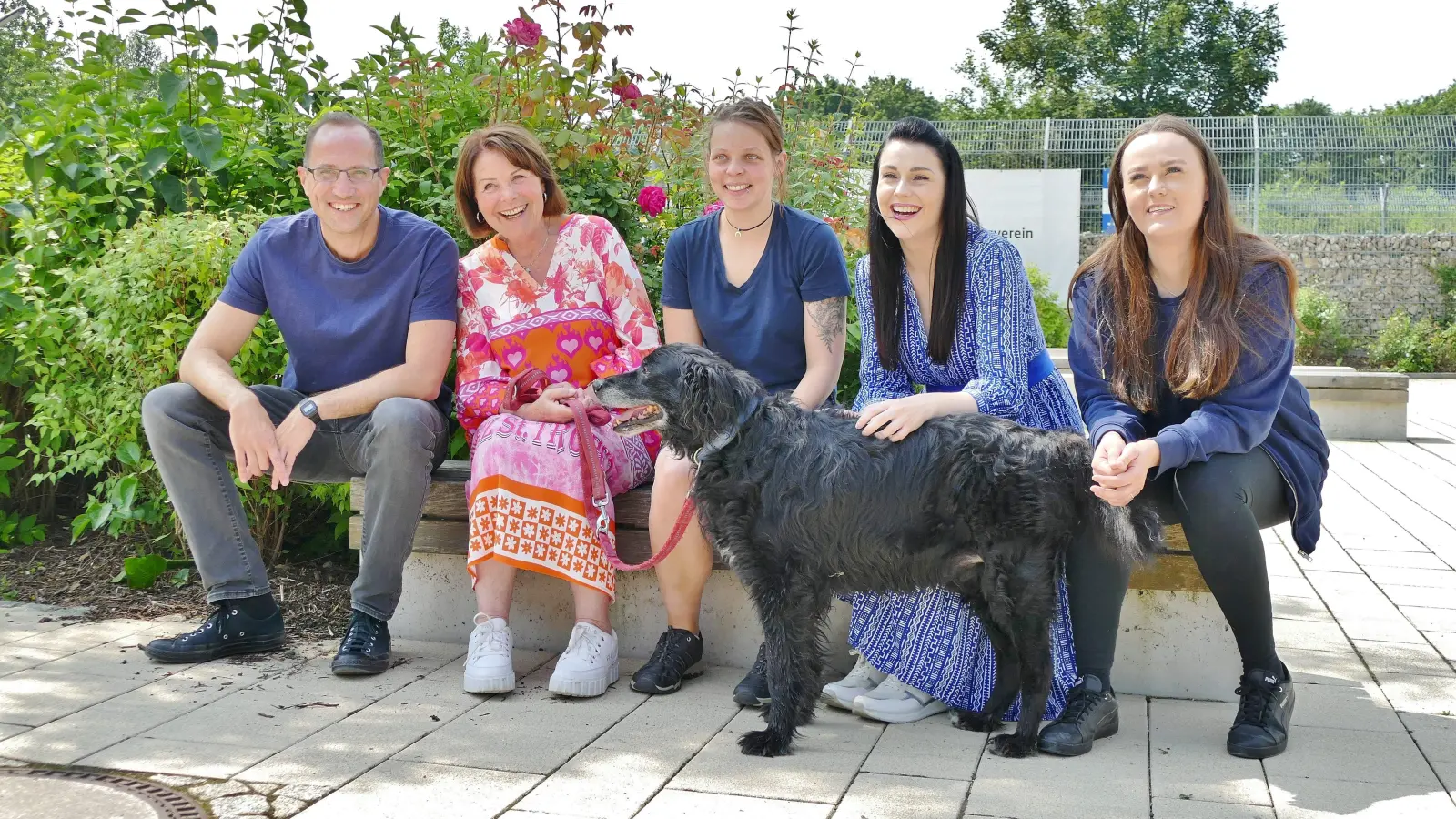 Gemeinsam im Einsatz für die Tiere (v.l.): Thomas Zeiner (Geschäftsführer Tierheim), Gitti Walbrun, Anna Murer (Tierpflegerin), Anita Eichhorn und Elena Zimmermann (Eventmanagerin Tierheim). Und vorne steht Paul, der noch auf ein Zuhause wartet. (Foto: Tierschutzverein München)