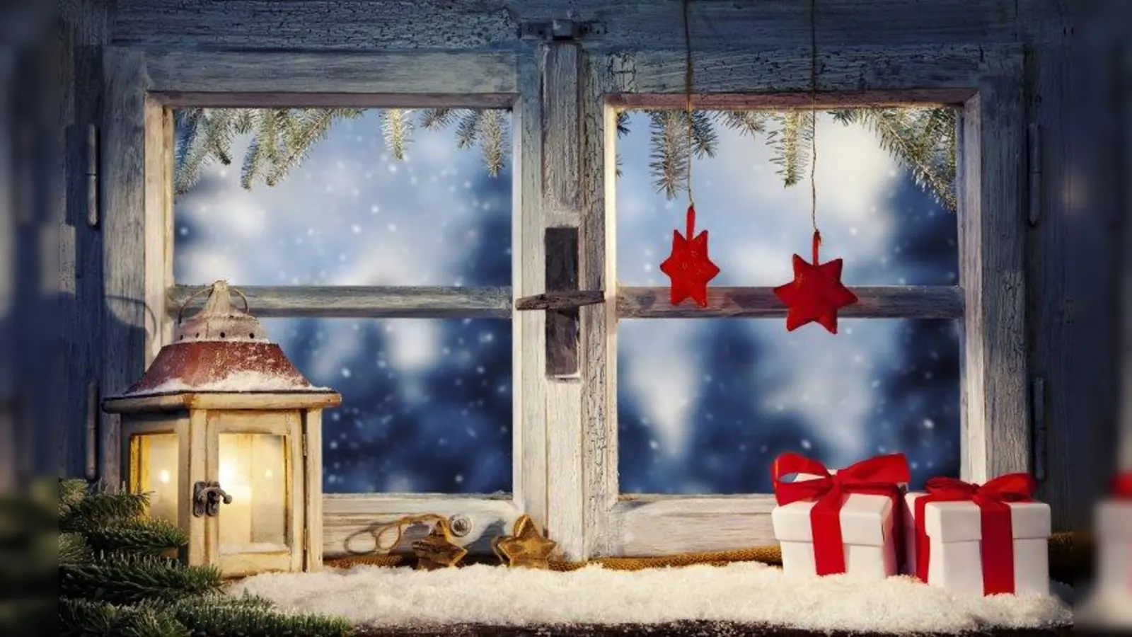 Ein weißes Tuch, ein paar Federn und Adventsschmuck - fertig ist das Weihnachtsfenster. (Foto: DRUTEX)