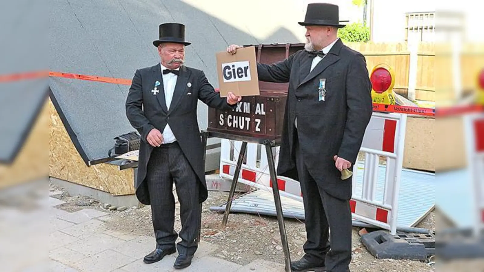 Zwei Schauspieler proklamierten bei der Mahnwache Verstöße gegen das Denkmalschutzgesetz.	 (Foto: HeimatGiesing)