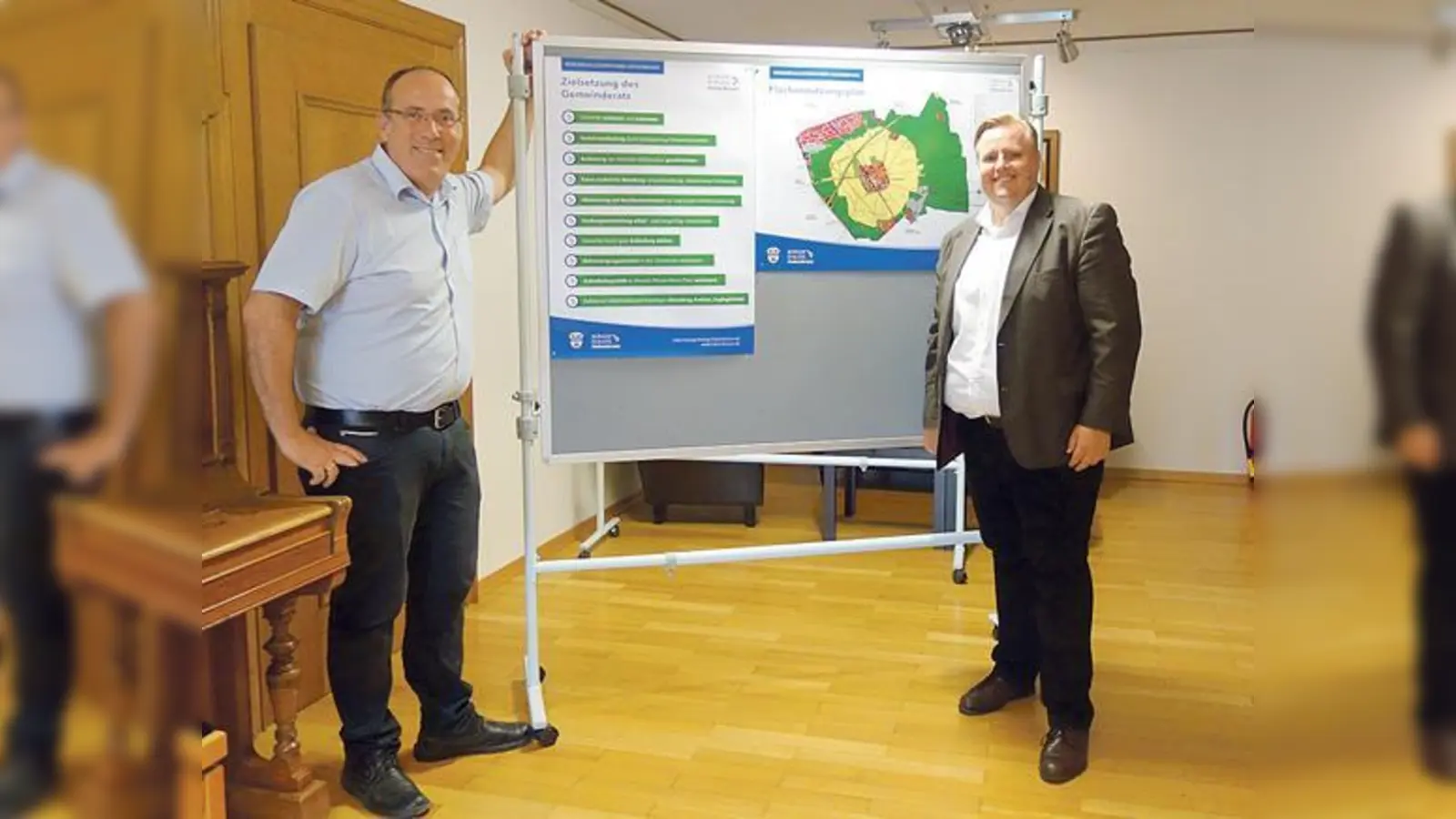 Hohenbrunns Bürgermeister Dr. Stefan Straßmair und Arnold Vitez von Hendricks &amp; Schwartz freuen sich auf viele Besucher an den offenen Samstagen im Rathaus.	 (Foto: hw)