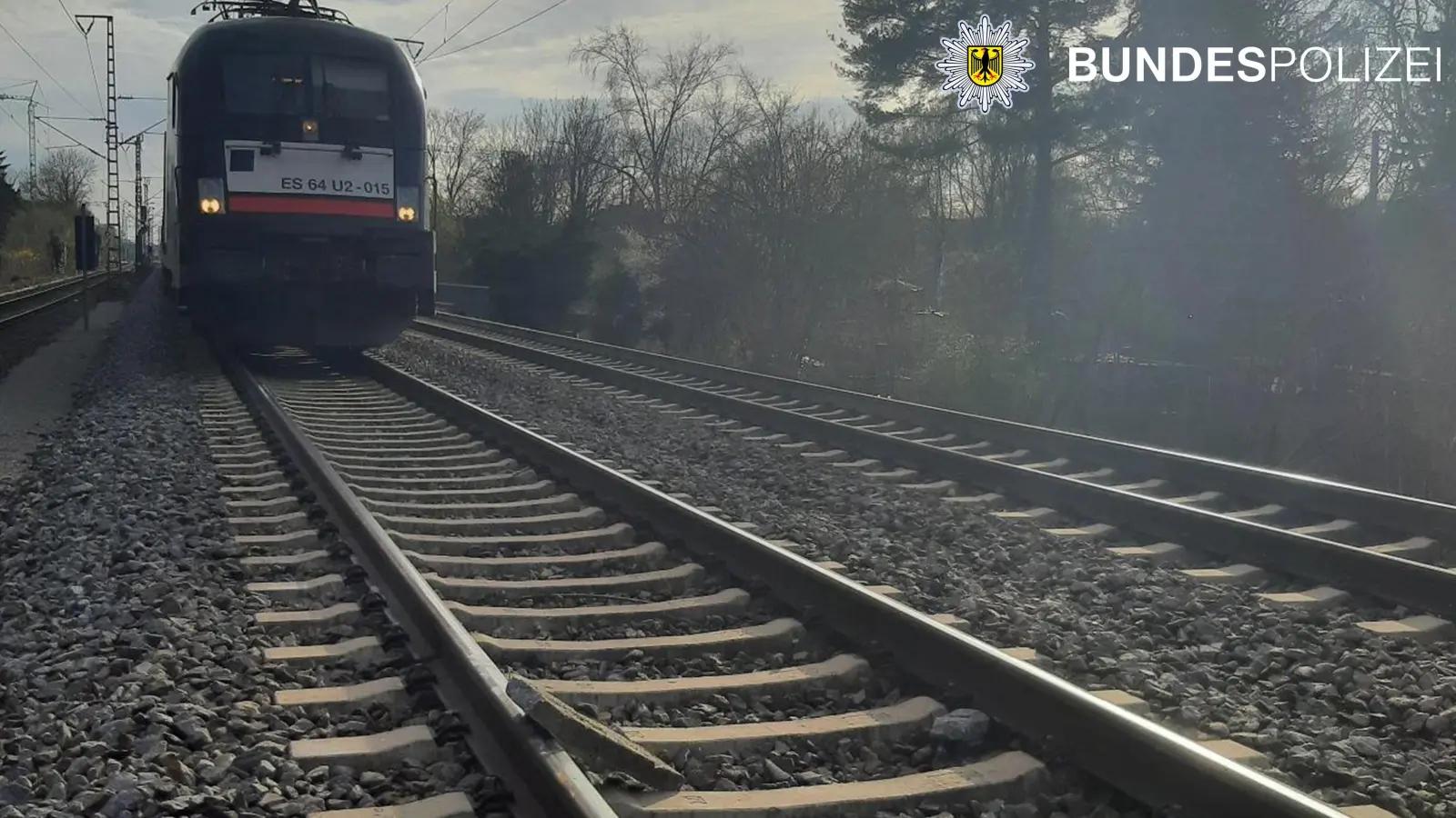 Eine Steinplatte auf den Schienen (Bildmitte unten) hat für Verzögerungen im Bahnverkehr gesorgt. (Foto: Bundespolizei)